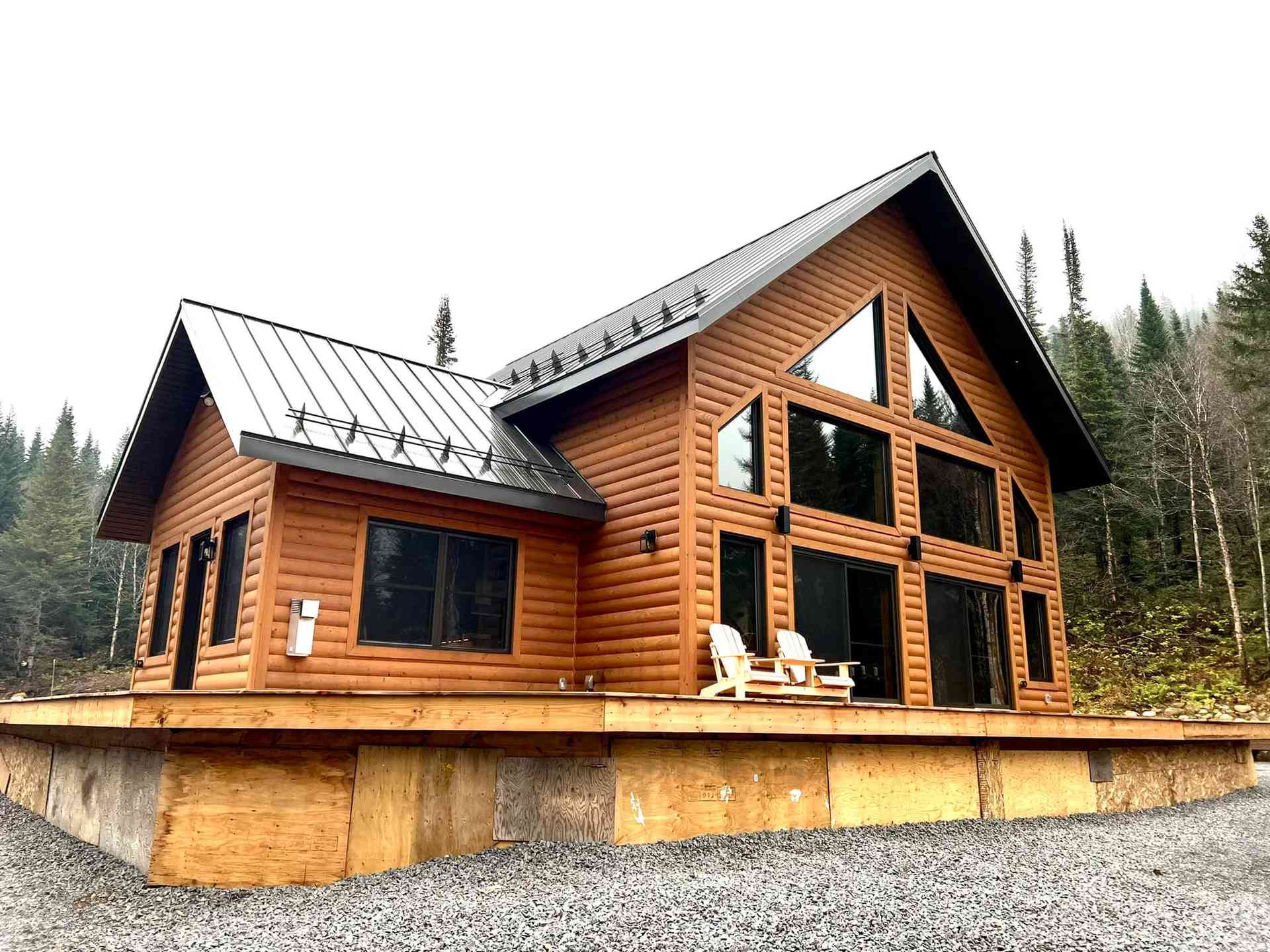 Chalet bois rond toiture noire