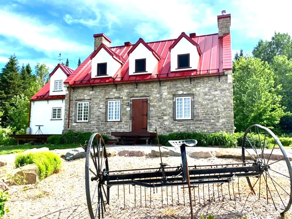 Maison Canadienne tole rouge